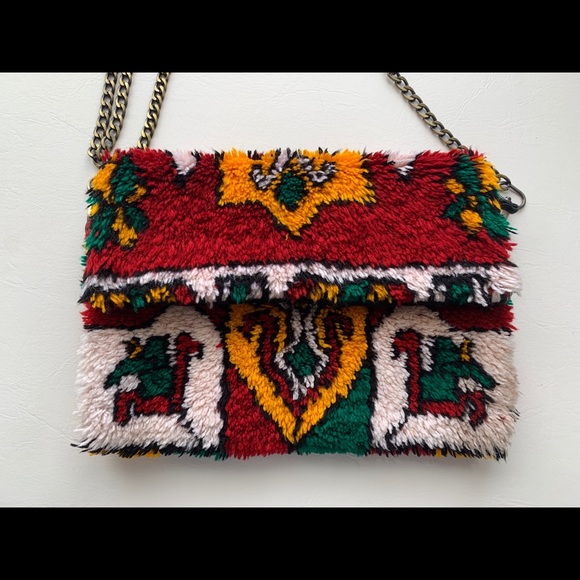 Clutche - Picture 1 of 3